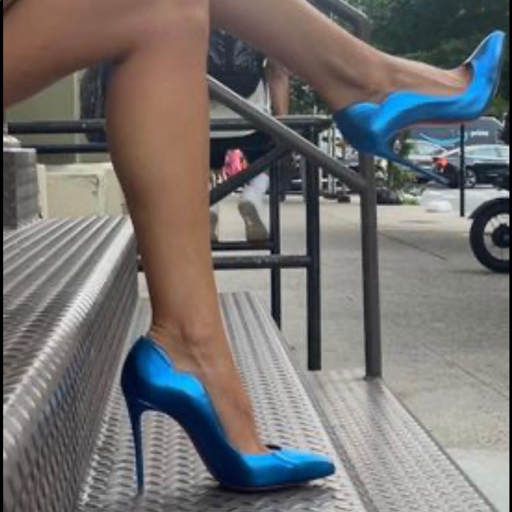 BLUE SHOES RED SOLE